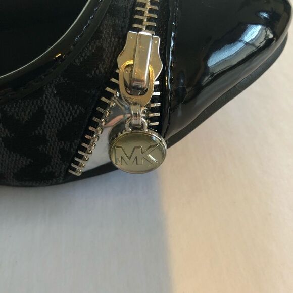 Michael Kors Girl’s Black Patent/Fabric Flats 2 US - Picture 4 of 9